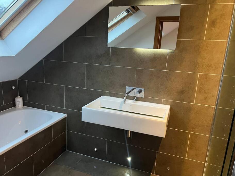 Four Bedroom Modern Victorian Wandsworth House 伦敦 外观 照片