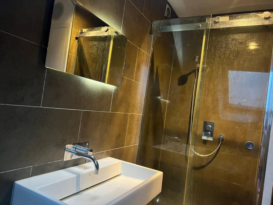 Four Bedroom Modern Victorian Wandsworth House 伦敦 外观 照片